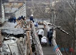 Боевики не допускают ремонта моста и неспроста. Стоп-кадр у станицы Луганской