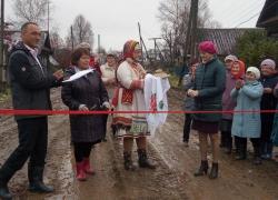 В грязи, но с караваем: в России торжественно открыли грунтовую дорогу после 