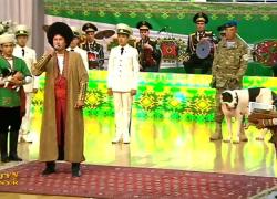 Туркменский бай празднует шестой день выход книги об алабаях (фоторепортаж)