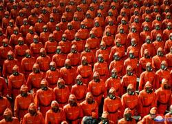 Ким Чен Ын вошел в раж и провел оранжевый парад в костюмах химзащиты и противогазах