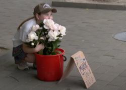 Півонії за донат. 8-річна дівчинка продає квіти аби зібрати гроші на квадрокоптер для тата