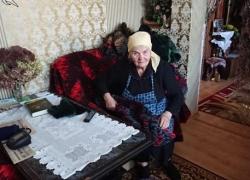 Бабуся з Благодатного і благодатна праця. Волонтерка шиє теплі ковдри для воїнів (відео)