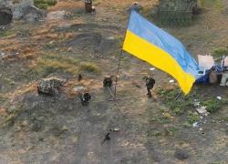 Гордо майорить над островом український прапор. Яскрава перемога воїнів на острові Зміїний