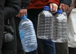Вода чи біда? Окупанти у Макіївці  влаштовують облави і роздають повістки у черзі за водою