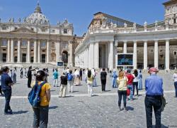 Горстка верующих допущена лично к Папе. В Риме прошла очная молитва Франциска при карантине