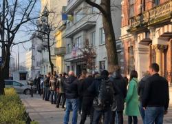 «Больше чем фото», — украинцы «штурмуют» избирательные участки в Польше