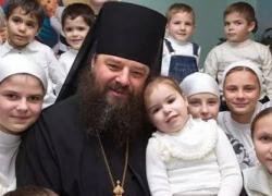 Український архієпископ усиновив 415 сиріт - щасливий рід