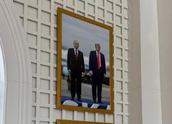 Аномалія у Білому домі - Трамп повісив свій портрет поряд із міжнародним злочинцем путіним, хоча має можливість його самого повісити...