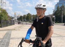 Зламав руку, але не дух! 70-річний француз, незважаючи на травму, завершив 4000 кілометровий шлях для підтримки України