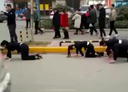 Женщины ползут по улице, а босс их подгоняет. Так выглядел мотивационный тренниг для сотрудников китайской компании