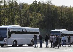 Два мира - свет и тьма: в РФ освобожденных встречали 2 автобуса и автозак - на всякий случай