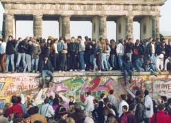 Стена упала, а Берлин построил здание мира и процветания