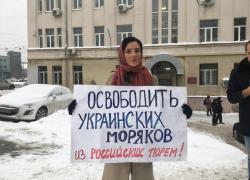 Українських моряків зустріли в Лефортовському суді оплесками і плакатами з підтримкою