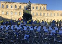 100 німецьких стільців проти 12 російських. Акція протесту в Мюнхені (фото, відео)