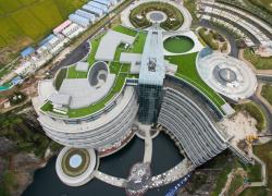 Первый в мире «отель под землей» открыт в Китае — пятизвездочный комплекс Shimao Quarry Hotel