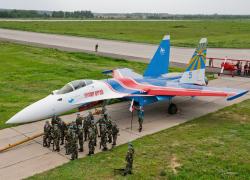 Знменитий пілот США назвав російські винищувачі СУ-35 красиво пофарбованим 