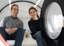Hyperloop, задуманий Ілоном Маском, вперше перевіз пасажирів