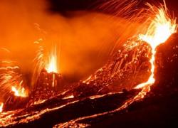 Дрон снял извержение и нырнул в жерло вулкана - жертва развлечения или научный подвиг? (видео)