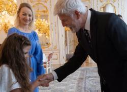 Діти залякували, а президент заліковував шрами на душі. Мудра зустріч батька країни з українською дитиною