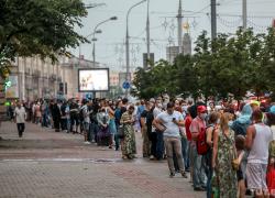 Акция солидарности с политзаключенными в Минске: тысячи участников и километровые очереди (репортаж)