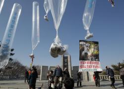 Засранці з КНДР покарали біосферу, запустивши в небо кулю зі ... сміттям та фекаліями