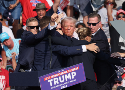 Тероризм чи манія -  перші хвилини після стрілянини в Трампа на мітингу у Пенсільванії  (фоторепортаж)