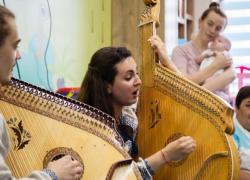 Оркестр зіграв для дівчинки, постраждалої від ракетного удару по Чернігову (відео)