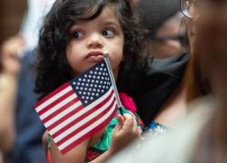 Американское гражданство дают всем родившимся в США, но Трамп хочет это изменить  Такое возможно?