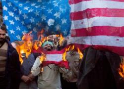 В Иране массово жгут портреты Трампа, доллары и флаги
