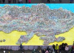 Найбільша мапа України створена з 5 900 домашніх пасок - це национальний рекорд