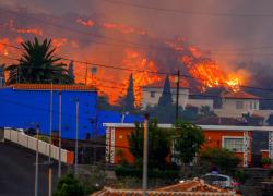 Вулкан на Ла Пальма взялся за остров кардинально. Лава течет по улицам, эвакуировано более 5000 людей (видео)