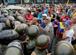 Венесуэла сильно недоела. Начались голодные бунты